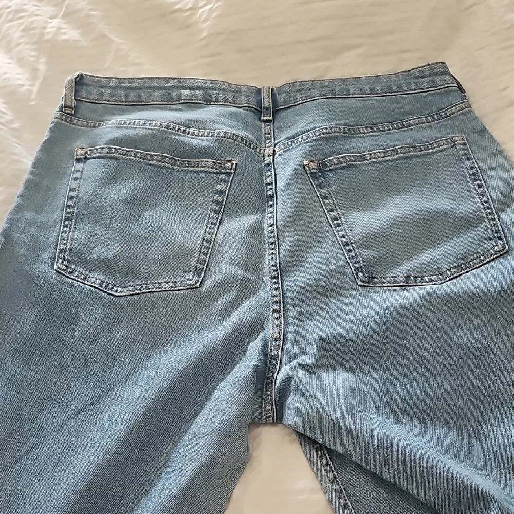 Everlane Men's Relaxed Light Blue Jeans - Picture 3 of 3